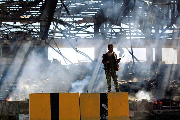 Un combattant Houthi inspecte le site d'une frappe aérienne dans la capitale yéménite le 5 novembre 2017. 
(MOHAMMED HUWAIS / AFP / Getty Images)