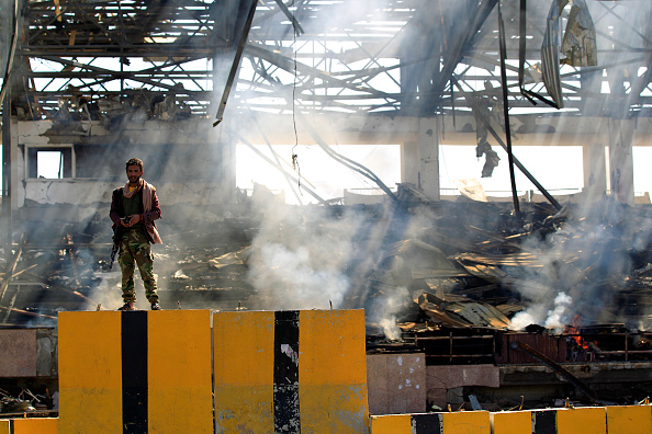 Un combattant Houthi inspecte le site d'une frappe aérienne dans la capitale yéménite Sanaa, le 5 novembre 2017. (MOHAMMED HUWAIS / AFP / Getty Images)