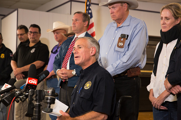 Le gouverneur du Texas, Greg Abbott, s'exprime lors d'une conférence de presse le 5 novembre 2017 à Sutherland Springs, au Texas, au sujet du tir de masse de la First Baptist Church. «Il y a 26 vies qui ont été perdues. Nous ne savons pas si ce nombre augmentera ou pas, tout ce que nous savons c'est que c'est trop, et ce sera un long deuil douloureux pour ceux qui souffrent », a déclaré Abbott. 
(SUZANNE CORDEIRO / AFP / Getty Images)