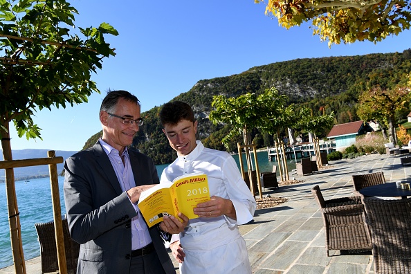 Le chef Jean Sulpice (d) et Côme de Chérisey, patron du guide Gault Millau à L'Auberge du Père Bise à Talloires le 12 octobre 2017. (JEAN-PIERRE CLATOT/AFP/Getty Images)