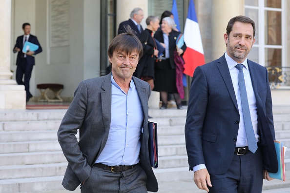 Le ministre français de la transition écologique et solidaire Nicolas Hulot (G) et le ministre français délégué aux Relations avec le Parlement et le porte-parole du gouvernement, Christophe Castaner, quittent le palais de l’Élisée le 7 novembre 2017 à Paris.
(LUDOVIC MARIN / AFP / Getty Images)