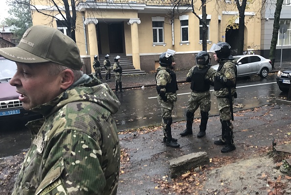 Cette photo prise avec un téléphone portable montre la police sécurisant la rue de l'appartement du ministre de l'Intérieur Oleksandr Avakov, alors que les enquêteurs anticorruption ukrainiens fouillent l'appartement à Kharkiv le 31 octobre 2017.  
Le Bureau National de l’anticorruption en Ukraine) a déclaré dans un post Facebook que les recherches concernaient «le possible détournement de fonds publics lors de l'achat de sacs à dos par le ministère de l'Intérieur».
- (AFP / Getty Images)
