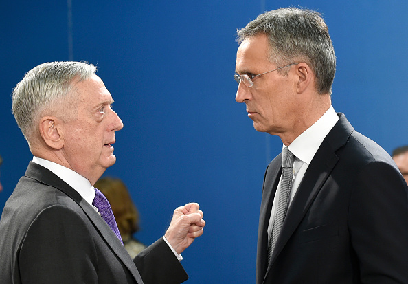 Le ministre américain de la Défense James Mattis (G) s'entretient avec le secrétaire général de l'OTAN, Jens Stoltenberg (D), lors d'une réunion du ministre de la Défense au siège de l'OTAN à Bruxelles le 8 novembre 2017. 
(JOHN THYS AFP / Getty Images)