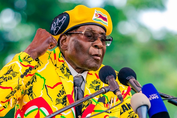 Le président du Zimbabwe Robert Mugabe s’adresse aux membres de son parti le 8 novembre 2017. (JEKESAI NJIKIZANA/AFP/Getty Images)