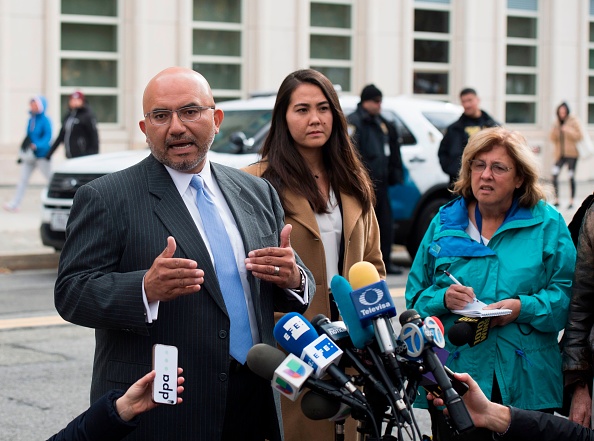 L'avocat de Joaquin 'El Chapo' Guzman, Eduardo Balarezo, s'entretient avec les médias après une audience le 8 novembre 2017 devant le palais de justice fédéral de Brooklyn à New York. 
(DON EMMERT / AFP / Getty Images)