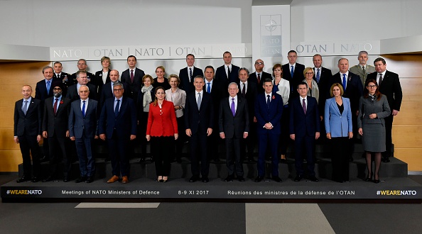 Le secrétaire général de l'OTAN, Jens Stoltenberg (C) et les ministres de la Défense de l'OTAN posent pour une photo de famille lors d'une réunion des ministres de la défense de l'OTAN au siège de l'OTAN à Bruxelles le 8 novembre 2017.
(JOHN THYS / AFP / Getty Images)