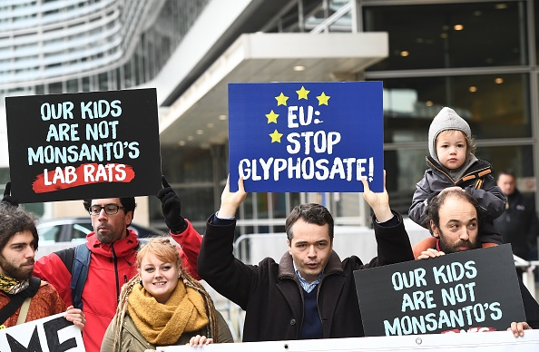 Des militants avec leurs pancartes devant la Commission européenne à Bruxelles le 9 novembre 2017, après que les pays de l'UE ont refusé de prolonger une licence pour le glyphosate.
(EMMANUEL DUNAND / AFP / Getty Images)