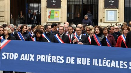 Une centaine d’élus veut « interdire les prières de rue »