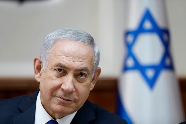 Le Premier ministre israélien Benjamin Netanyahu. "J'ai affirmé à de nombreuses reprises que nous n'avons pas de conflit avec le peuple iranien. Notre conflit concerne uniquement le régime tyrannique qui les a pris (les Iraniens) en otages et menace notre destruction. Mais notre sens de l'humanité est plus fort que leur haine".  
(ABIR SULTAN/AFP/Getty Images)