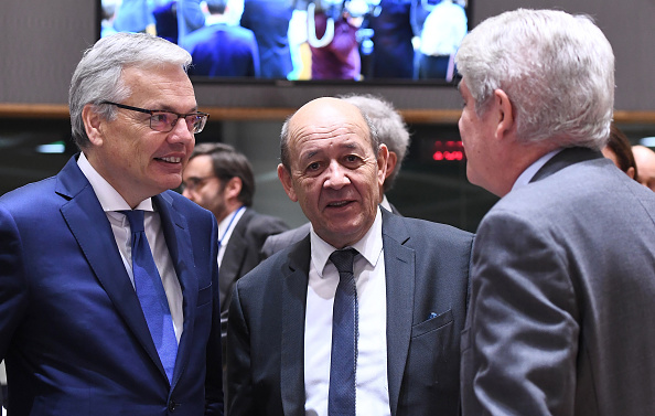 (De gauche à droite) 
Le ministre des Affaires étrangères Didier Reynders, le ministre espagnol des Affaires étrangères Alfonso Dastis et le ministre français des Affaires étrangères Jean-Yves Le Drian au Conseil européen à Bruxelles le 13 novembre 2017. 
(EMMANUEL DUNAND / AFP / Getty Images)