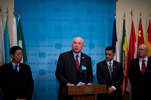 Rafael Ramirez Carreno (2G), ambassadeur vénézuélien aux Nations Unies, s'entretient avec ses homologues russe Vassily Nebenzia (D), chinois Liu Jieyi (G) et le bolivien Sacha Sergio Llorenty Soliz, lors d'une réunion du Conseil de sécurité sur la situation au Venezuela, au siège de l'ONU à New York le 13 novembre 2017. 
(JEWEL SAMAD / AFP / Getty Images)