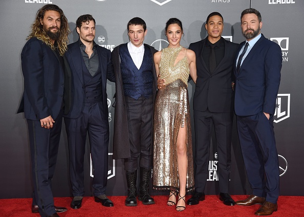 Jason Momoa, Henry Cavill, Ezra Miller, Gal Gadot, Ray Fisher et Ben Affleck assistent à la première mondiale du film 'Justice League' de Warner Bros. Pictures, le 13 novembre 2017 au Dolby Theatre à Hollywood, Californie .
(ROBYN BECK / AFP / Getty Images)