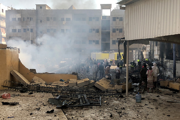 Les forces de sécurité yéménites et le personnel d'urgence se rassemblent sur les lieux d'une explosion près d'un poste de sécurité dans la ville portuaire d'Aden, le 14 novembre 2017. 
(NABIL HASSAN / AFP / Getty Images)