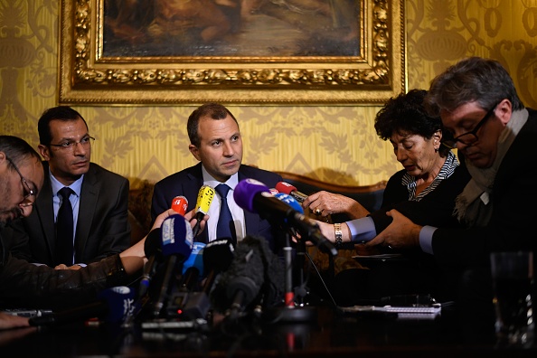 Le ministre libanais des Affaires étrangères Gebran Bassil (C) tient une conférence de presse à l'ambassade du Liban à Paris le 14 novembre 2017. Le Premier ministre français a déclaré le 14 novembre 2017 que le Libanais Saad Hariri devait pouvoir rentrer d'Arabie saoudite incertitude causée par sa démission abrupte. M. Hariri a annoncé qu'il démissionnait de son poste de Premier ministre libanais lors d'un discours télévisé le 4 novembre à Riyad. Il a été invité par le président Macron et arrivera "prochainement" en France selon l'Élysée. 
(LIONEL BONAVENTURE/AFP/Getty Images)