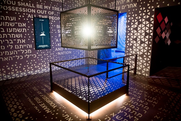 Une exposition sur l'Arche de l'Alliance est présentée dans l'exposition «Voyage à travers la Bible hébraïque» lors d'un aperçu médiatique du nouveau Musée de la Bible, un musée dédié à l'histoire, au récit et à l'impact de la Bible à Washington. 
(SAUL LOEB / AFP / Getty Images)