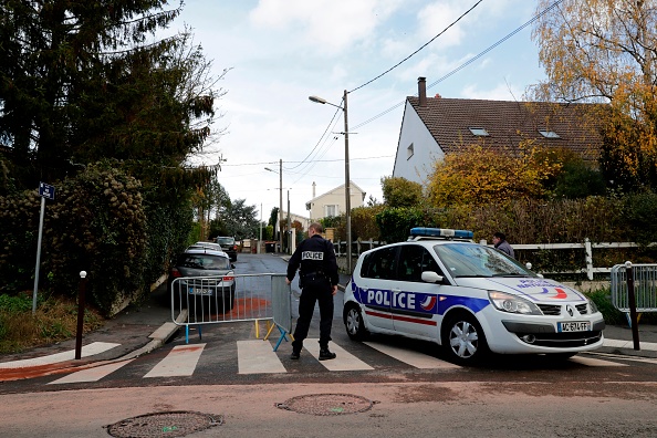 Les policiers patrouillent à côté de la poussière chimique rouge laissée sur les taches de sang d'un lieu de crime, où un policier a tué deux passants, puis a tué le père de sa petite amie, avant de se suicider le 19 novembre 2017 à Sarcelles. Le policier, après avoir été laissé par sa petite amie, a utilisé son arme de service, la blessant, ainsi que deux passants dans la rue, se dirigeant vers la maison de la petite amie, tuant son père et blessant sa mère et sa sœur. Le policier a été trouvé dans le jardin après s'être suicidé après avoir tué le chien de la famille. 
(THOMAS SAMSON / AFP / Getty Images)
