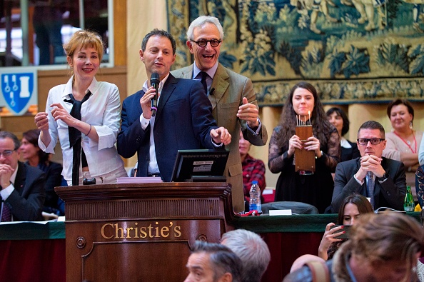 L'actrice française Julie Depardieu, l'animateur français de radio et télévision Marc-Olivier Fogiel et le commissaire-priseur français François De Ricqles dirigent la 157ème vente aux enchères de charité aux Hospices de Beaune, France centrale, le 19 novembre 2017. Le vin de charité des Hospices de Beaune La vente aux enchères est la plus ancienne et la plus célèbre vente aux enchères de vin de charité, dont les fonds collectés sont entièrement destinés aux œuvres caritatives de l'institution. 
(ROMAIN LAFABREGUE / AFP / Getty Images)