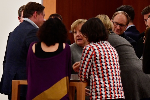 La chancelière allemande Angela Merkel (C) s'entretient avec des collègues lors d'une pause dans des entretiens exploratoires avec des membres de partis de coalition potentiels pour former un nouveau gouvernement le 19 novembre 2017 à Berlin. 
(TOBIAS SCHWARZ / AFP / Getty Images)