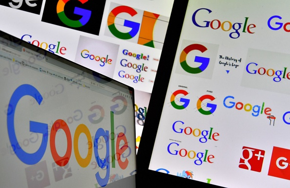 Une photo prise le 20 novembre 2017 montre des logos de la multinationale américaine Google sur les écrans des ordinateurs. 
(LOIC VENANCE / AFP / Getty Images)