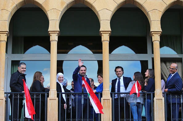 Le Premier ministre libanais Saad Hariri (C) salue ses partisans à son arrivée à son domicile de Beyrouth le 22 novembre 2017. 
(STR / AFP / Getty Images)