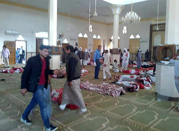 Une explosion suivie de tirs ont fait plus de 200 morts dans une mosquée, lors d'un rassemblement à la prière hebdomadaire. (STRINGER/AFP/Getty Images) 