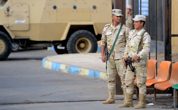 Selon l'analyste Zack Gold, "la fonction de l'armée n'est pas de protéger l'armée, mais de protéger la population et sécuriser le territoire". Or explique-t-il, les soldats se cantonnent généralement à se tenir à des points de contrôle hors des localités au lieu de sécuriser des centres urbains.
(MOHAMED EL-SHAHED / AFP / Getty Images)