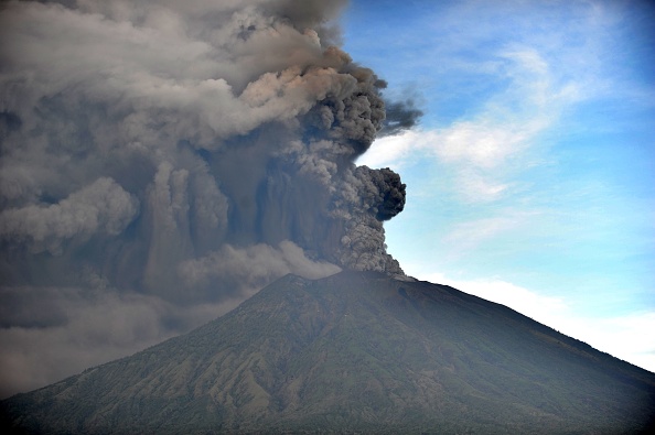 Vue générale du mont Agung lors d'une éruption du sous-district de Kubu dans la régence de Karangasem, sur l'île de Bali en Indonésie le 26 novembre 2017. Le mont Agung a émis de la fumée jusqu'à 1500 mètres au-dessus de son sommet.
(SONNY TUMBELAKA / AFP / Getty Images)