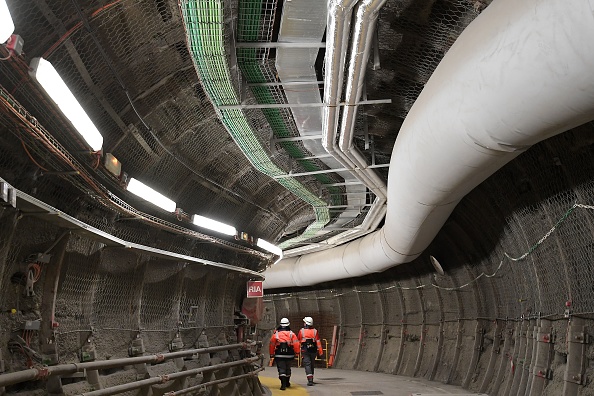 Une photo prise le 21 novembre 2017 montre des employés marchant dans un couloir, à 490m de profondeur, au Laboratoire Souterrain du site d'enfouissement nucléaire Cigéo, exploité par l'Agence Nationale de Gestion des Déchets Radioactifs (Andra), à Bure dans l'est de la France. 
(FREDERICK FLORIN / AFP / Getty Images)