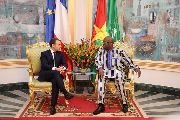 Le président burkinabè Roch Marc Christian Kabore reçoit Emmanuel Macron au palais présidentiel le 28 novembre 2017. (LUDOVIC MARIN/AFP/Getty Images)