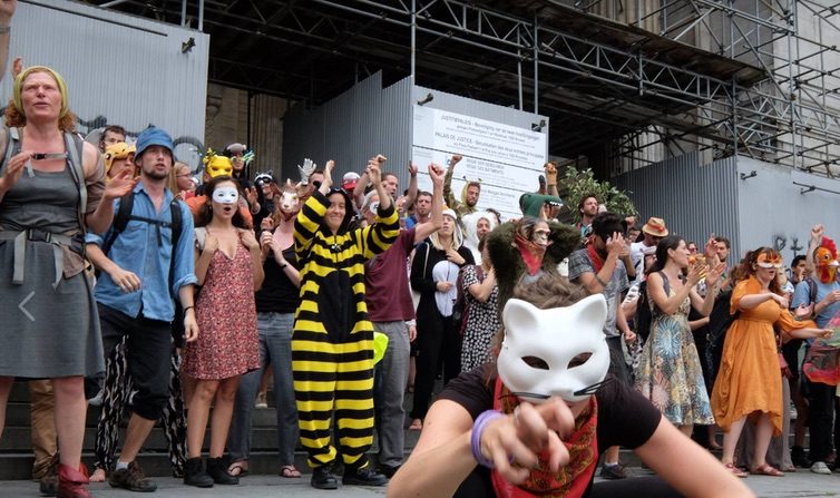 Action de l’Ensemble zoologique de libération de la nature (EZLN) à Bruxelles le 15 juin 2017. (EZLN)