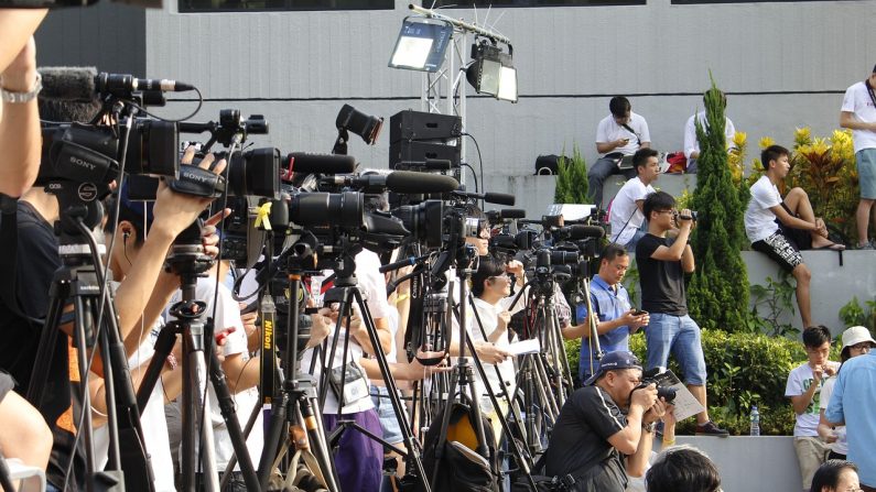 « Les personnalités médiatiques ne vont jamais admettre tout haut être partiales. Ce sont des journalistes en plein centre qui rapportent la réalité objective », précise l’historien et auteur Gerry Bowler.