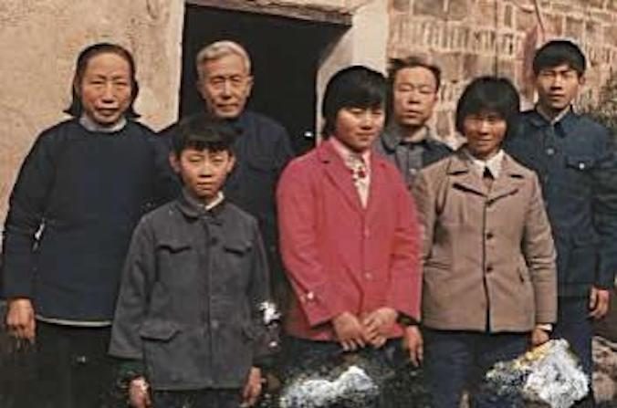 Les frères Wanqing Huang et Xiong Huang avec leur famille en Chine. (Photo de Wanqing Huang)