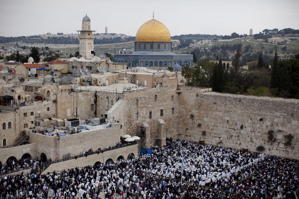 Jérusalem.
Des milliers d'Israéliens assistent à la prière annuelle des Cohanim, ou bénédiction du prêtre, pour la fête de Pessa'h (la Pâque), le 21 avril 2011 au Mur Occidental dans la vieille ville de Jérusalem. Des milliers de Juifs font le pèlerinage à Jérusalem pendant Pessa'h, qui commémore l'exode des Israélites d’Égypte vers Israël il y a environ 3500 ans. 
(Uriel Sinai / Getty Images)