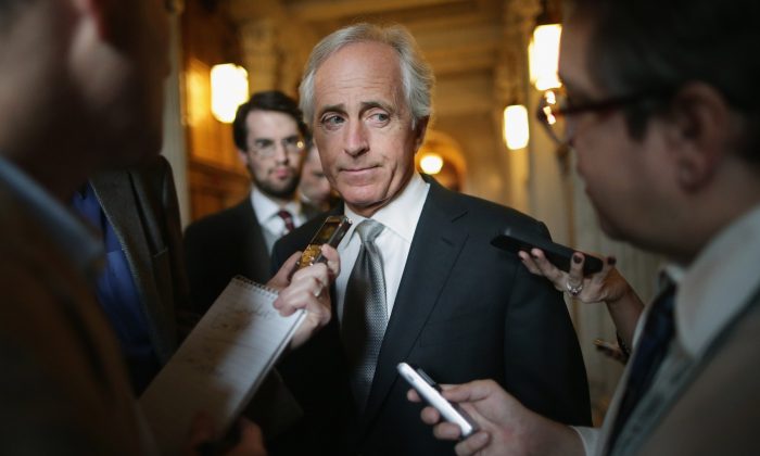 Le sénateur Bob Corker s'entretient avec des journalistes avant d'assister à la réunion politique hebdomadaire du caucus républicain du Sénat à Washington, le 5 novembre 2013. (Chip Somodevilla / Getty Images)