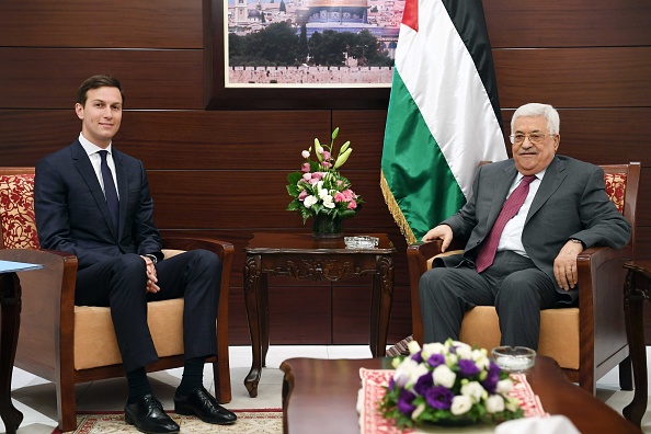 Dans cette image fournie par le Bureau de presse palestinien (PPO), le président palestinien Mahmoud Abbas (D) rencontre Jared Kushner, conseiller principal du président américain Donald Trump, le 21 juin 2017 à Ramallah. Kushner est au Moyen-Orient pour négocier des pourparlers de paix israélo-palestiniens. 
(Thaer Ghanaim / PPO via Getty Images)