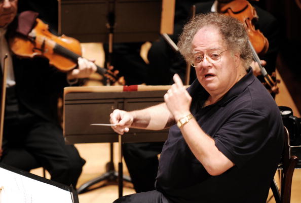 James Levine, chef d'orchestre et directeur musical honoraire du Metropolitan Opera de New York, à la Salle Pleyel, Paris, le 4 septembre 2007. (MIGUEL MEDINA/AFP/Getty Images)