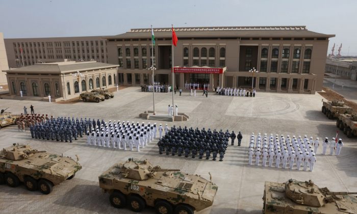 L'Armée populaire de libération du régime chinois lors de la cérémonie d'ouverture de la nouvelle base militaire chinoise à Djibouti, le 1er août 2017. (STR / AFP / Getty Images)