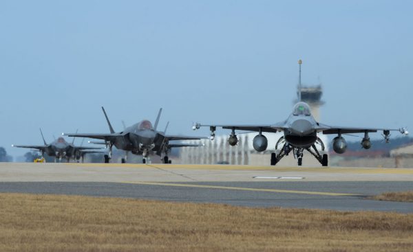 Les avions de combat F-16 Fighting Falcon (à d.) et F-35A Lightning II à la base aérienne de Kunsan en Corée du Sud, le 3 décembre 2017. (Airman Colby L. Hardin / US Air Force via Getty Images)
