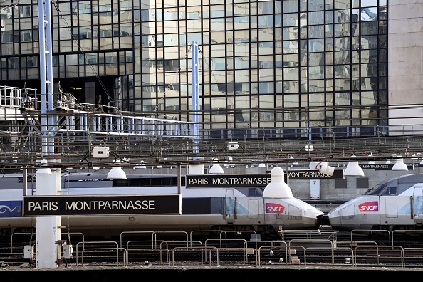 Des TGV à la gare Montparnasse le 10 décembre 2017. (JACQUES DEMARTHON/AFP/Getty Images)