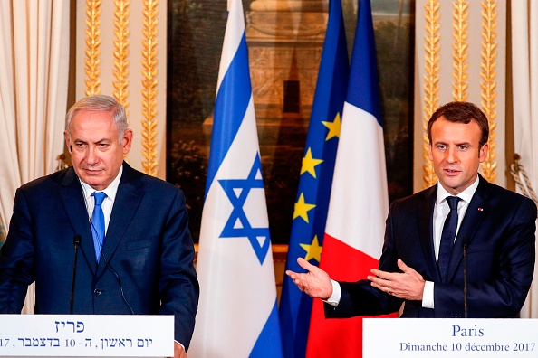 Le président français Emmanuel Macron (D) s'exprime lors d'une conférence de presse conjointe à l'issue de leur rencontre à l'Elysée à Paris le 10 décembre 2017.
(PHILIPPE WOJAZER / AFP / Getty Images)