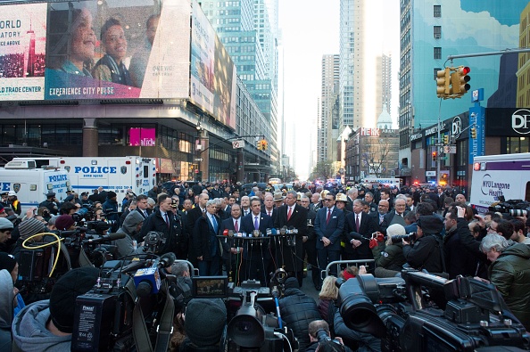 Le gouverneur de New York, Andrew Cuomo, et le maire de New York, Bill de Blasio, interviennent lors d'une conférence de presse alors que la police répond à une explosion signalée au Port Authority Bus Terminal le 11 décembre 2017 à New York.
Quatre personnes ont été blessées lundi dans l'explosion qui a secoué une station de métro au cœur de Manhattan, dans ce que le maire de la ville a qualifié de "tentative d'attentat terroriste". L'explosion - qui a eu lieu dans la gare du terminal de bus de l'Autorité portuaire, non loin de l'emblématique Times Square de New York - a déclenché la panique des banlieusards et les perturbations des déplacements.
(BRYAN R. SMITH / AFP / Getty Images)