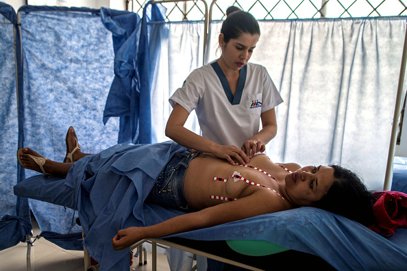 Leidy Garcia a presque totalement perdu la vue il y a six ans, alors qu’elle était ingénieure en topographie. 
Depuis, elle est l’une des cinq aveugles ou malvoyantes formées à Cali (ouest de la Colombie) pour prévenir le cancer du sein. Les jeunes femmes ont suivi en 2015 la méthode du médecin allemand Frank Hoffmann afin de détecter les nodules. (LUIS ROBAYO/AFP/Getty Images)