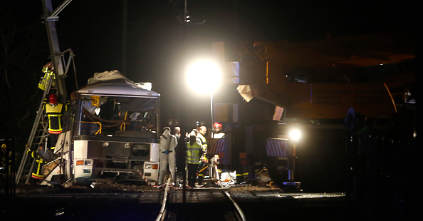 La police et les pompiers interviennent sur l’accident à Millas, près de Perpignan, le 14 décembre 2017. (RAYMOND ROIG/AFP/Getty Images)