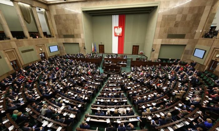 La salle d'assemblée de la chambre basse du Parlement polonais (Sejm) à Varsovie, capitale de Pologne. Le 24 novembre 2017, le Sejm a adopté une résolution condamnant l'idéologie et les conséquences de la révolution bolchevique. (Krzysztof Białoskórski / Chancellerie du Sejm).