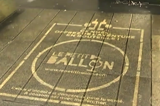 Les publicités fleurissent sur les trottoirs des villes. (Photo: capture d'écran Youtube)