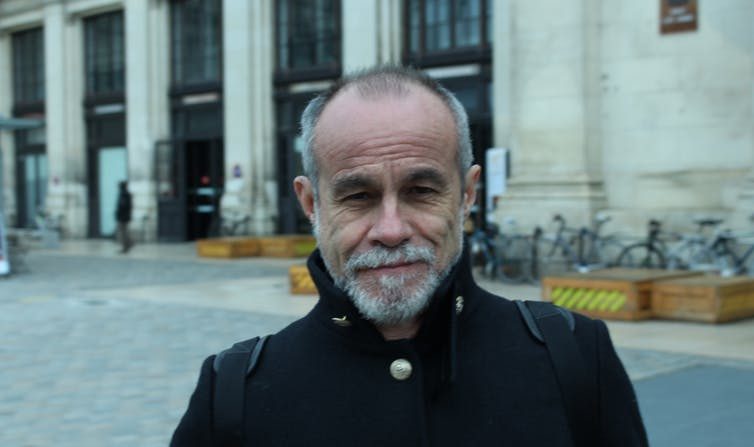 Carlos Moreno devant la gare Saint-Jean de Bordeaux, en décembre 2017. (IJBA, CC BY-SA)