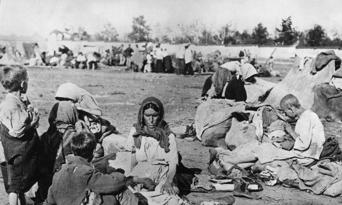 Vêtus de loques et pieds nus, des familles russes affamées dans la région de Volga durant la famine russe en octobre 1921. (Topical Press Agency/Getty Images)