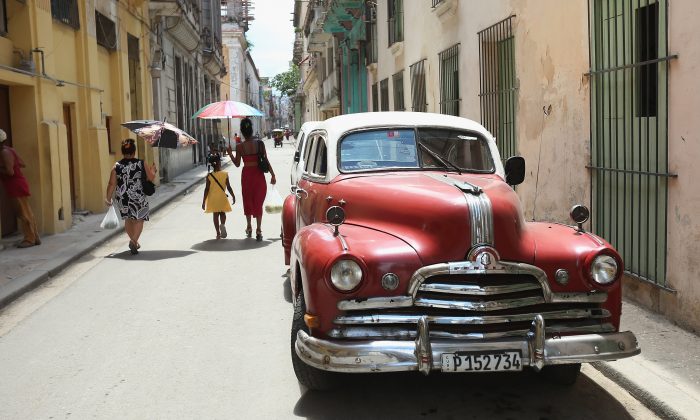 Une ancienne voiture de fabrication américaine est garée dans la vieille ville de La Havane, le 14 août 2015. (Chip Somodevilla / Getty Images)