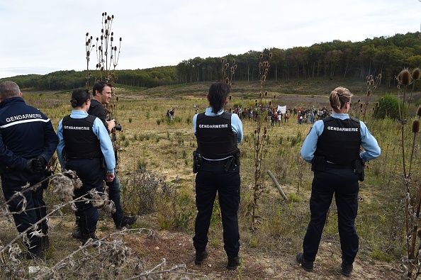 Des gendarmes gardent le site de Sivens le 23 octobre 2016 alors que des opposants au projet manifestent en hommage de Rémi Fraisse. (ERIC CABANIS/AFP/Getty Images)