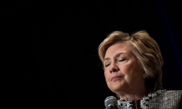 L'ancienne Secrétaire d'État et candidate aux élections présidentielles 2016, au BookExpo 2017, tenu au Jacob K. Javits Convention Center, à New York le 1er juin 2017. (Drew Angerer/Getty Images)